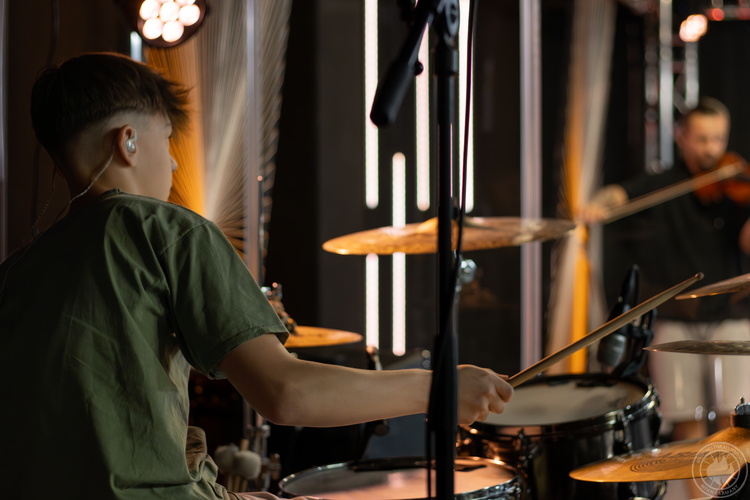 con konferencija s adam tompson 2023 25